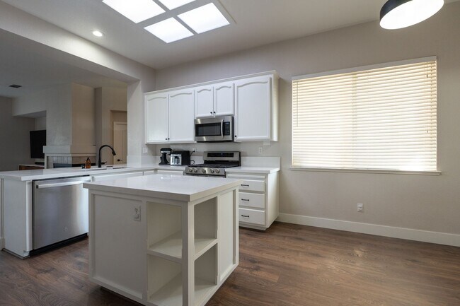 Building Photo - Stunning 3 Bedroom 2 Bath Home