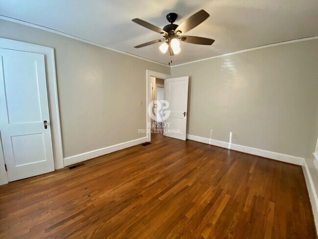 Building Photo - Spacious 3 bedroom  and 1 bath home with FENCED IN BACKYARD located minutes from downtown Spartan...