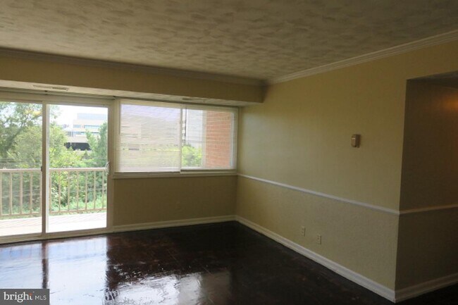Building Photo - 5801 Quantrell Ave