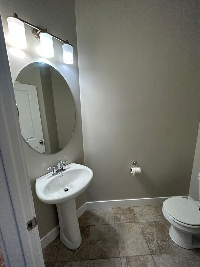 Building Photo - 4 Bedroom Exchange Townhome