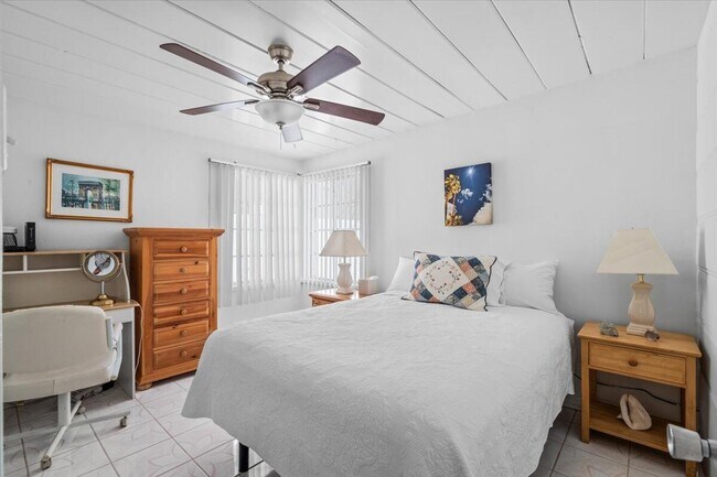 Building Photo - 572 N Calle Marcus