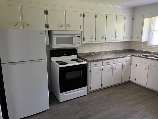 Building Photo - 1824 Holloway Cir