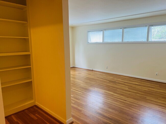 Building Photo - Great One Bedroom Unit Located In Multnoma...