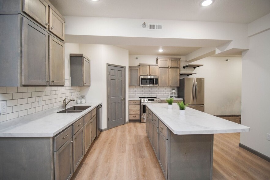 Building Photo - 7446 S Louise Ave