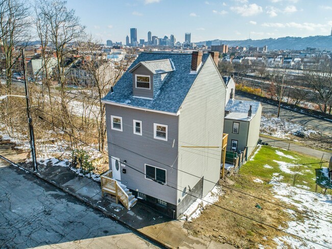 Building Photo - Stunning 4 bedroom home in Pittsburgh avai...