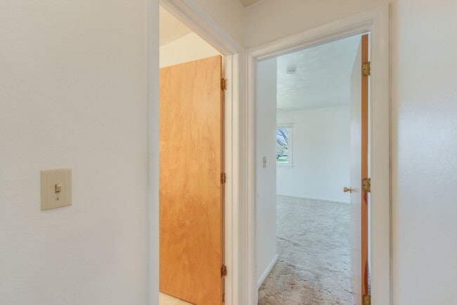 Building Photo - 2 bedroom 1 bathroom duplex-Available JUNE 2026