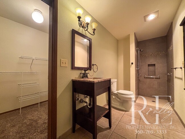 Building Photo - Charming 2-Bedroom, 1-Bath Apartment with ...