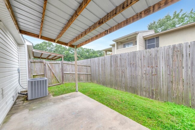 Building Photo - 3 Bedroom Townhouse in Broussard