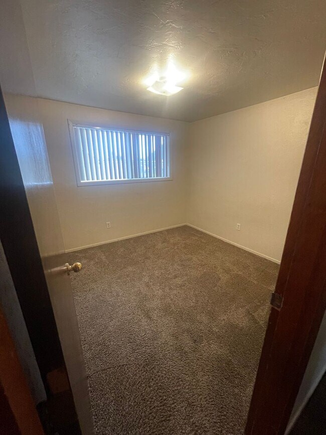 Building Photo - Large Two Bedroom Conveniently located Amenities!