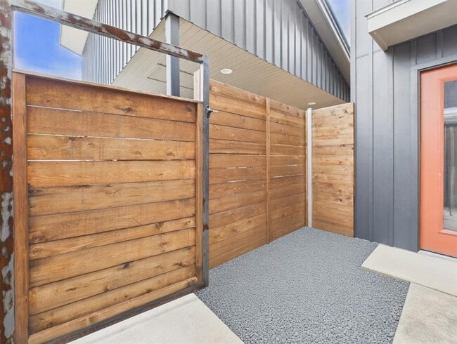 Building Photo - 4402 Mt Vernon Dr