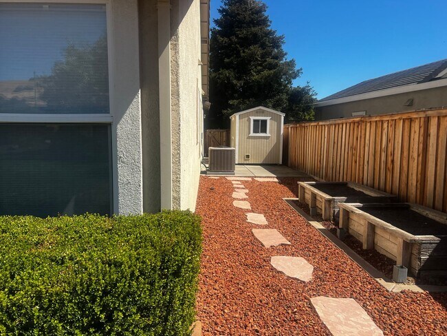 Building Photo - Beautiful Green Valley Home