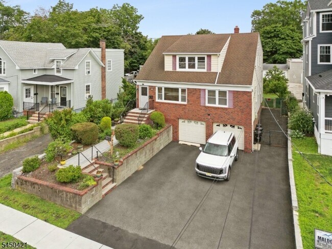 Building Photo - 416 S Valley Rd