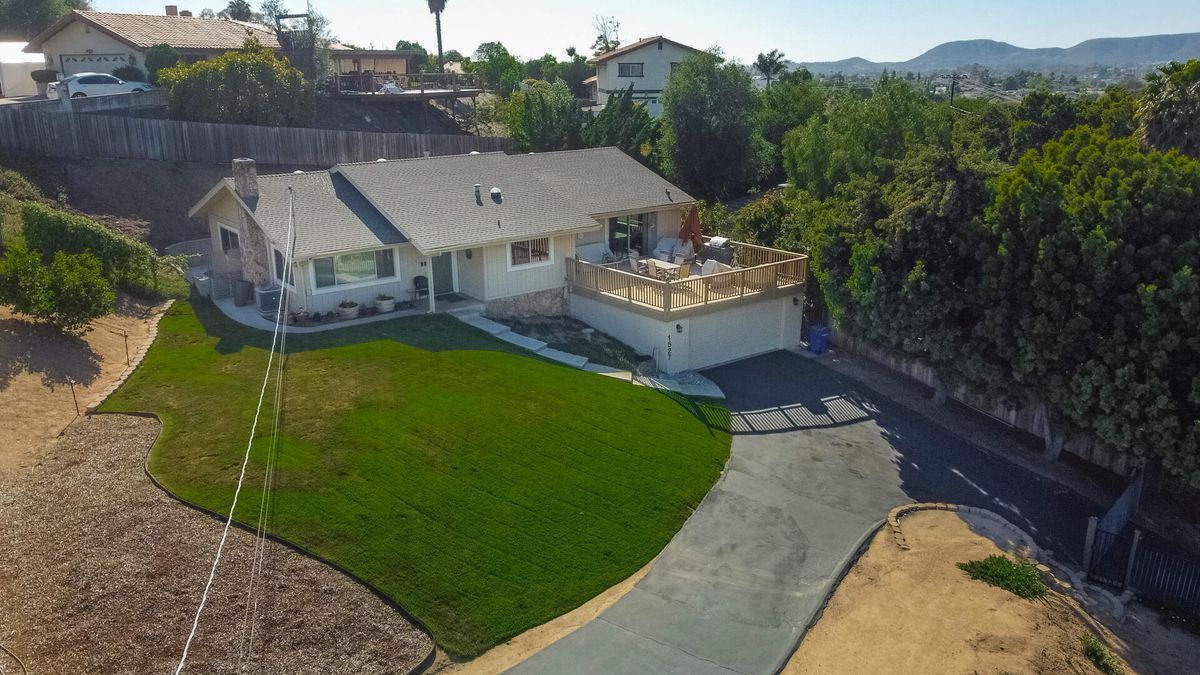 Building Photo - 1527 Calavo Dr