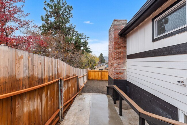 Building Photo - 460 N James Ave