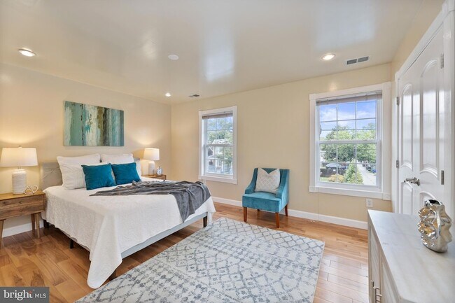 Building Photo - 2231 Otis St NE