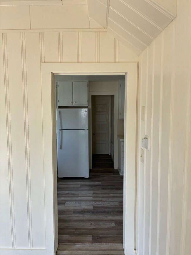 Building Photo - Country Charmer in Town Coquille