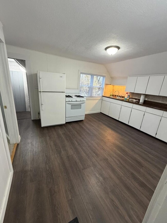 Building Photo - 1100 Lincoln Ave NW