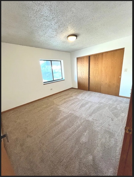 Bedrooms - 884 N Prairie Ave