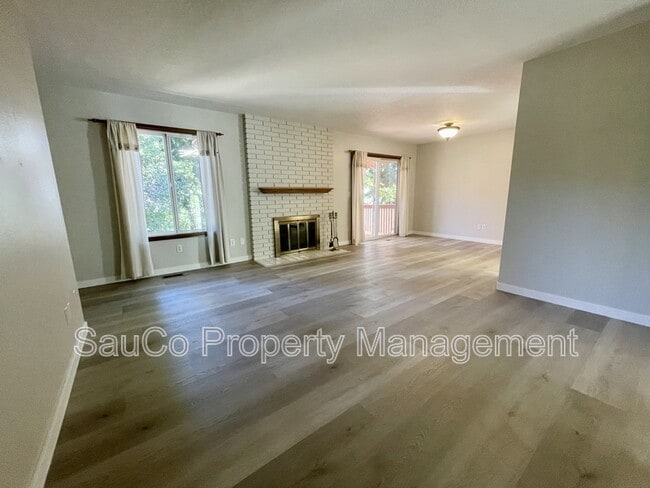 Building Photo - 324 SE 30th Ave