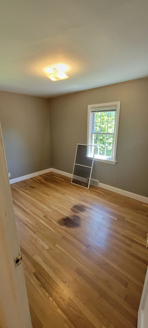 Building Photo - AVAILABLE AUGUST - 2 Bed, 1 Bath With Secl...