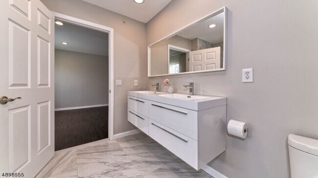 Building Photo - 44 Greenbrook Dr