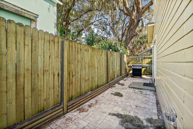 Building Photo - 12 Sylvan Dr