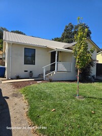 Building Photo - 2 bed 1 bath with bonus room