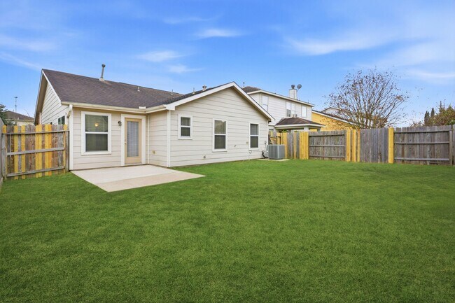 Building Photo - 3023 Legends York Dr