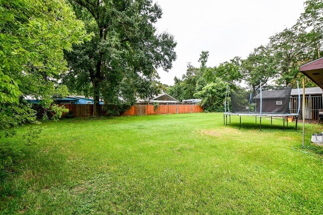 Building Photo - 9037 Crestview Dr