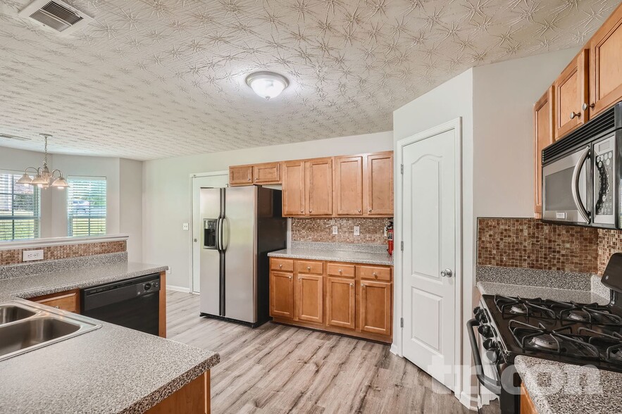 Building Photo - 552 Howell Dr