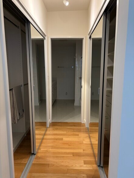 Building Photo - 8550 Holloway Dr