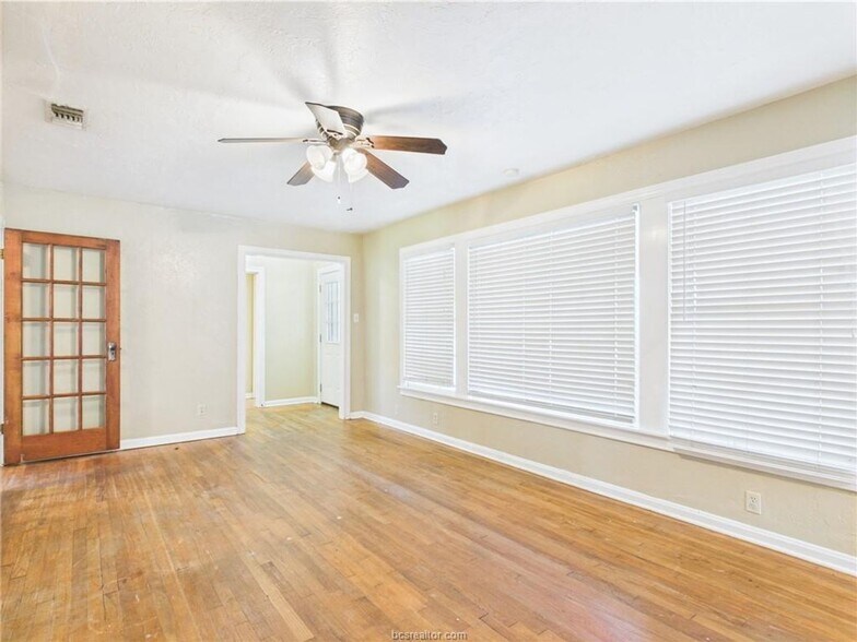 Building Photo - LATE JULY MOVE IN!  Adorable 3 Bedroom 2 Bathroom House
