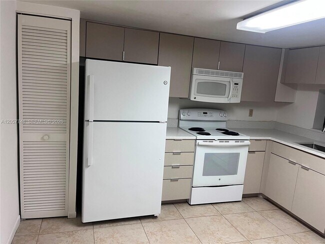 Building Photo - 9777 Westview Dr