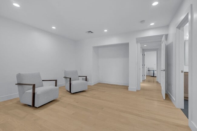 Building Photo - Mid-century modern home in Arcadia with pr...