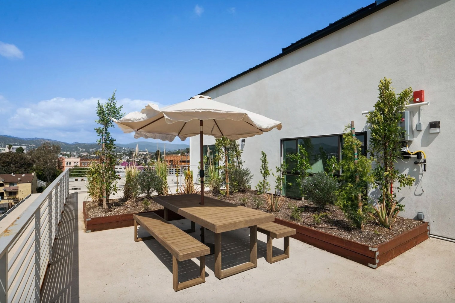 Building Photo - 611 N Virgil Ave