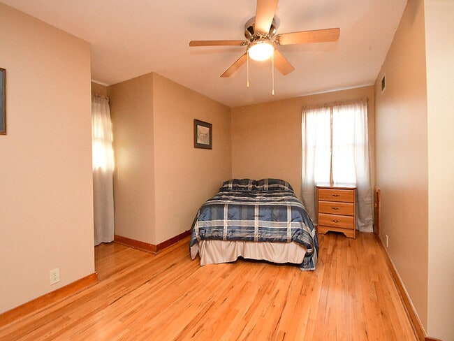 Building Photo - 705 E 9th St