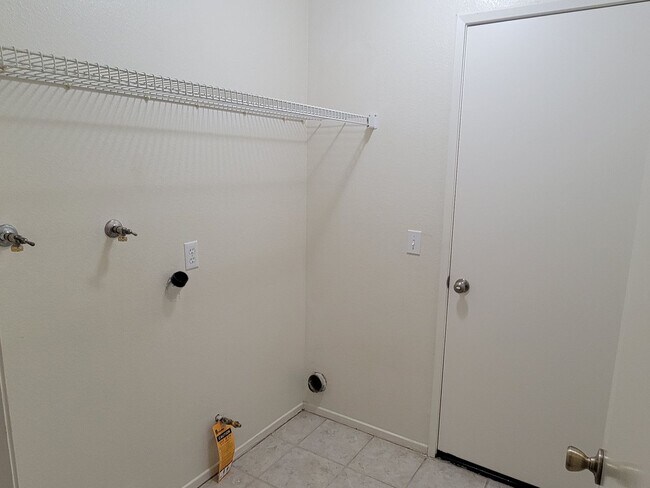 Building Photo - Single story Rosamond Home