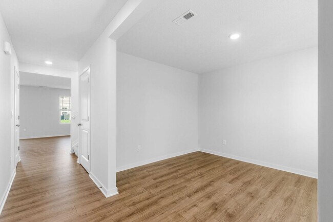 Building Photo - NEW Single Family Home in a Private Community!