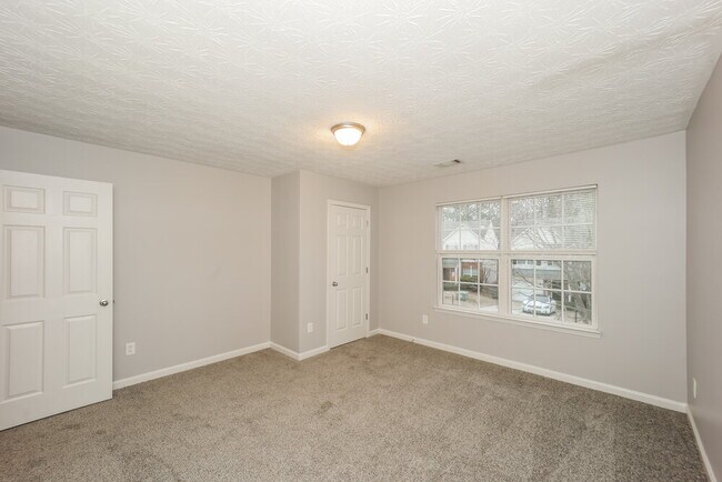 Building Photo - 9497 Lakeview Rd