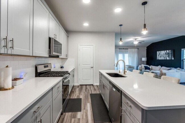 Building Photo - 633 Cedar Springs Dr