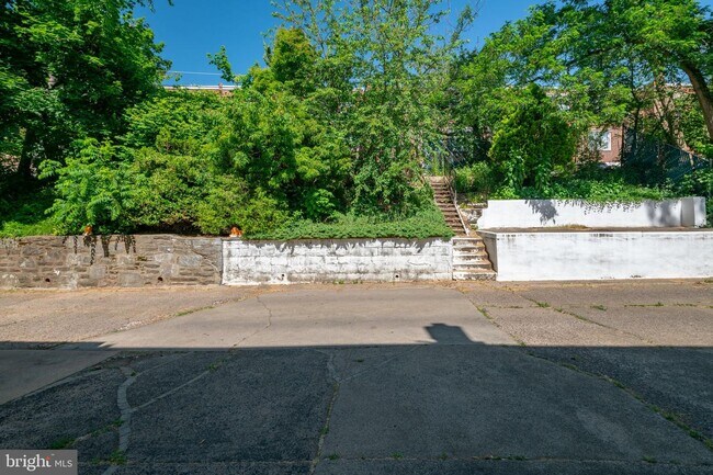 Building Photo - 835 Gainsboro Rd