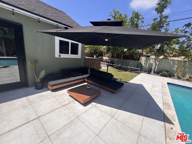 Building Photo - 7865 Bleriot Ave