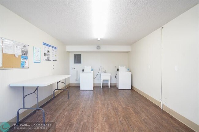 Building Photo - 7 Royal Palm Way