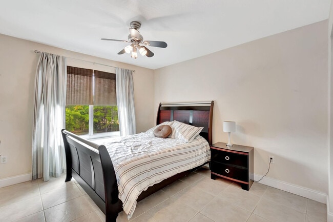 Building Photo - 923 Villa Cir