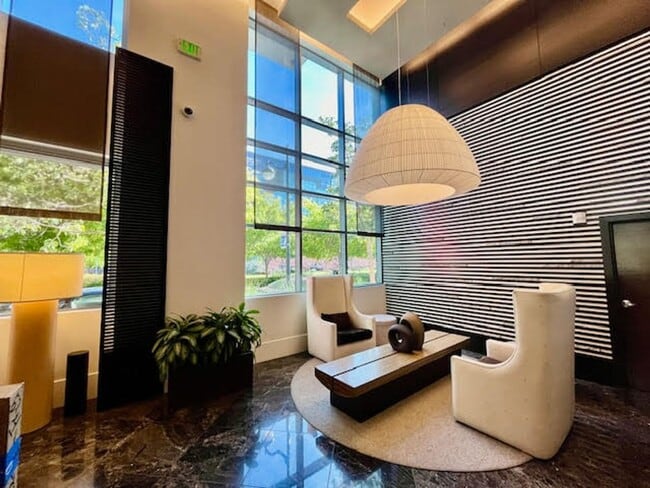 Building Photo - City living at its best! 2 BR/2 BA @ the M...