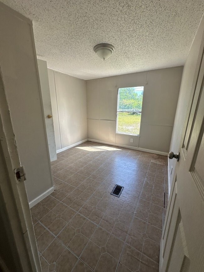 Building Photo - APPROVED SECTION 8 VOUCHERS ONLY! - Rent t...