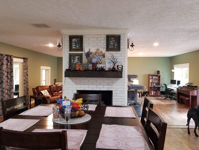 Building Photo - 343 Meadowview Dr