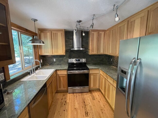 Building Photo - Stunning Home in Private Neighborhood