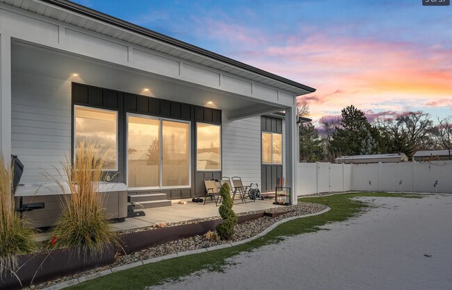 Building Photo - GORGEOUS Sandy Home!!!