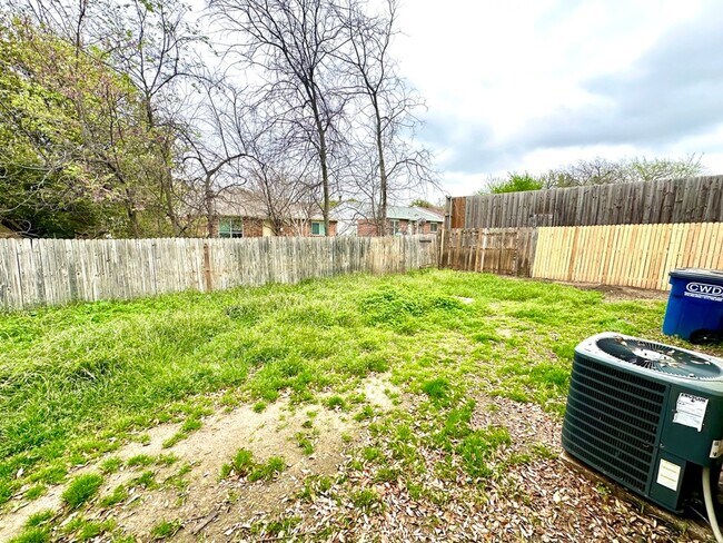 Building Photo - Charming Home With Large Back Yard!